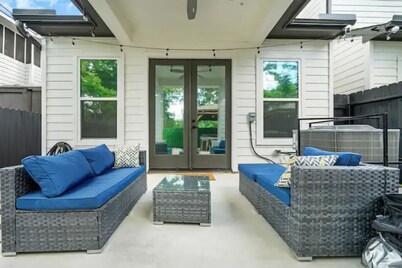 Blue Villa 3BR 3.5 Bath Downtown |MedCenter|HotTub