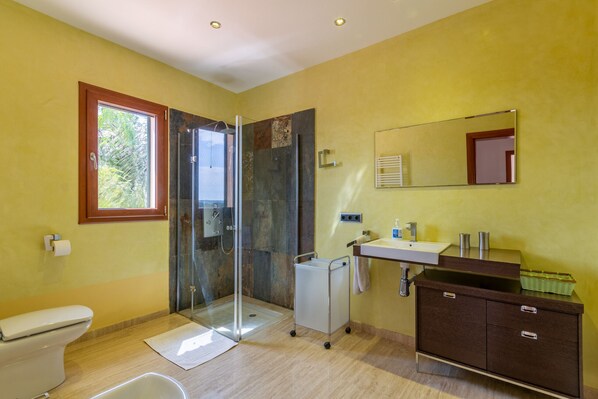 A modern bathroom with a glass shower, a toilet, a sink, and a vanity. - Canvu, Finca 5StarsHome Mallorca (Ses Salines)