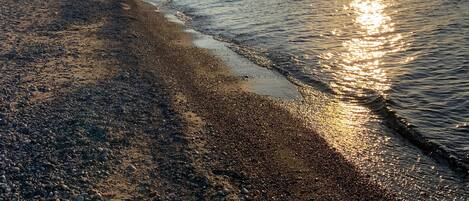 Playa en los alrededores y toallas de playa