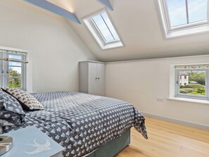 1 bedroom, free WiFi, bed sheets - Rogeston House is a stunning and unusual annexe added to the original house. (Johnston, near Haverfordwest)