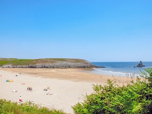 Uma praia com tendas e pessoas.