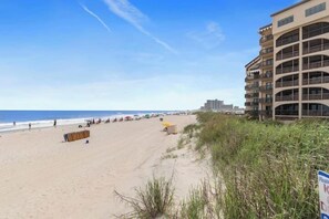 Une plage avec un bâtiment situé à côté.
