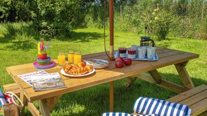 Outdoor dining - Ffynnonddewi Farmhouse - QC1535 (Solva, near St Davids)