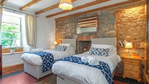 Room - Ffynnonddewi Farmhouse - QC1535 (Solva, near St Davids)