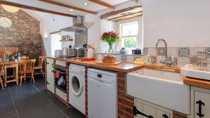 Private kitchen - Ffynnonddewi Farmhouse - QC1535 (Solva, near St Davids)