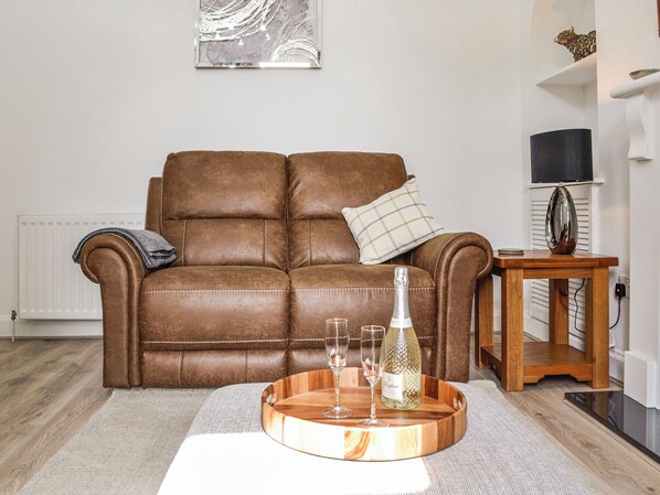 Living area - 2 bedroom accommodation in Montrose (Montrose)