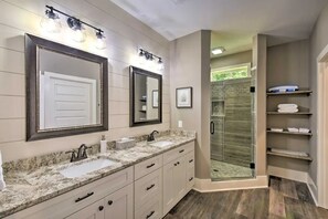 Combined shower/tub, hair dryer, towels, soap - Stunning Woodsy Retreat w/ Hot Tub + Firepit Near Vineyards/Orchards/Downtown (Ellijay)