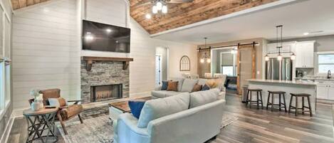 Smart TV, fireplace