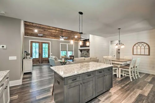 Stunning Woodsy Retreat w/ Hot Tub + Firepit Near Vineyards/Orchards/Downtown