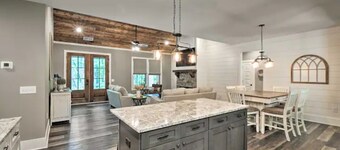 Stunning Woodsy Retreat w/ Hot Tub + Firepit Near Vineyards/Orchards/Downtown