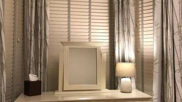 1 dormitorio, sistema de insonorización, tabla de planchar con plancha