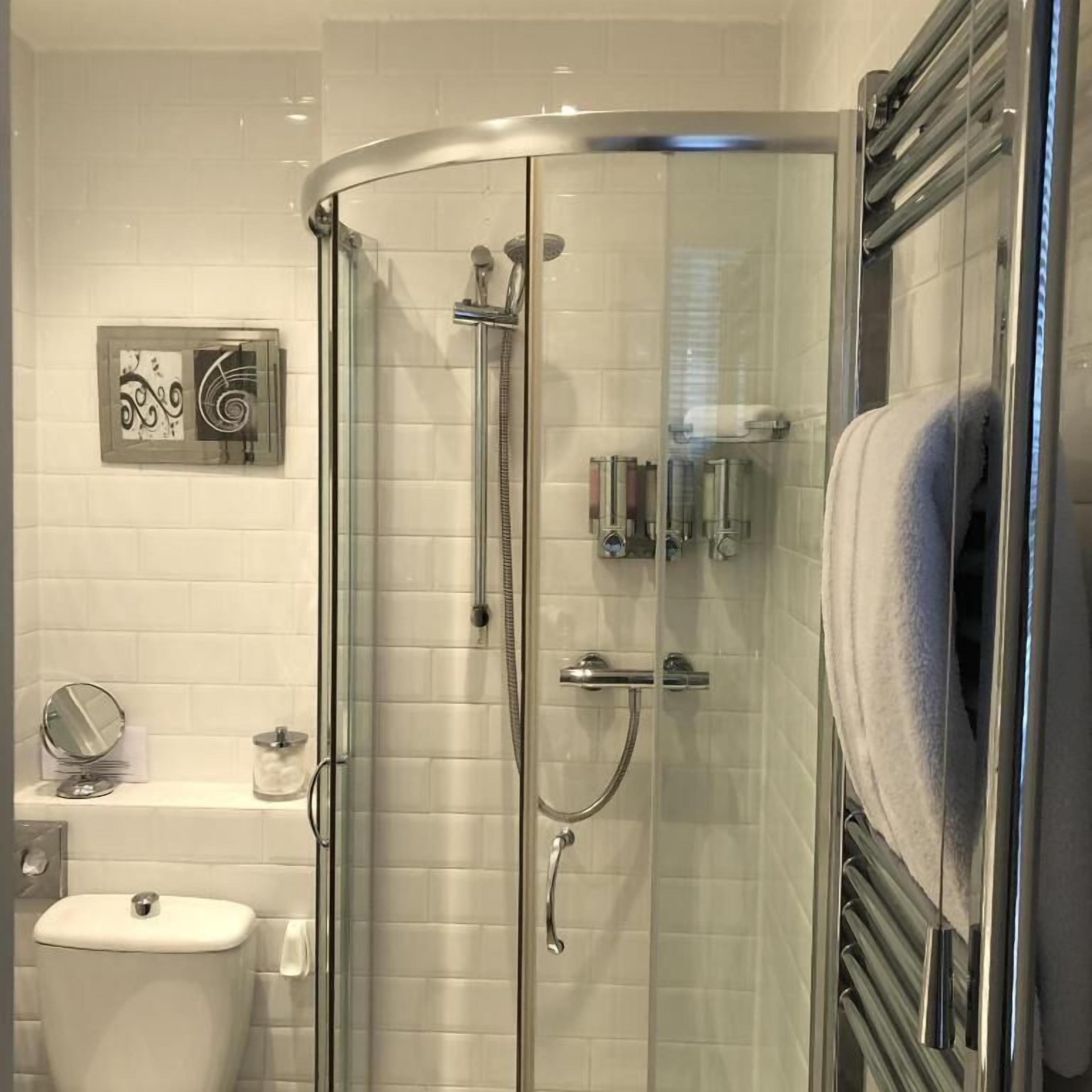 Combined shower/bathtub, towels