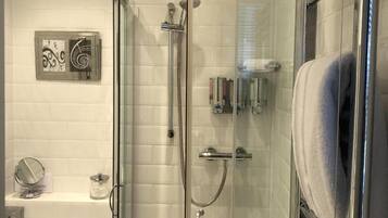 Combined shower/bathtub, towels