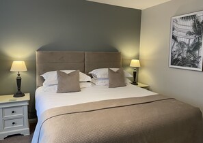 Superking/Twin with En-Suite | Soundproofing, iron/ironing board, free WiFi - Number 46 (Hastings)