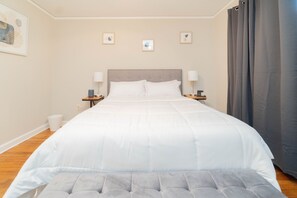 4 habitaciones, escritorio y tabla de planchar con plancha 