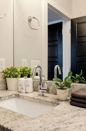 Tina con regadera, secadora de cabello, toallas, jabón 