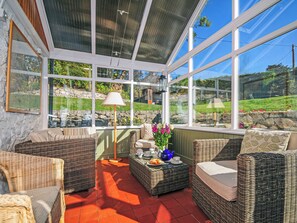 Fireplace - 3 bedroom accommodation in Llanfaes near Beaumaris (Llanfaes near Beaumaris)