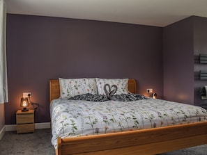 3 bedrooms, free WiFi, bed sheets - 3 bedroom accommodation in Llanfaes (Llanfaes)