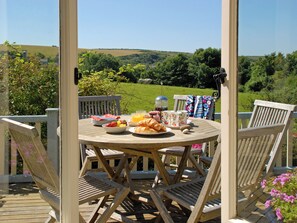 Outdoor dining - Manorbier Boat House (Manorbier)