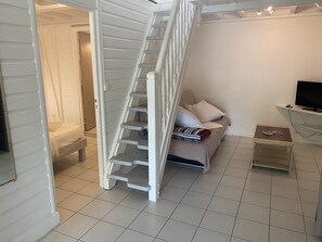 2 bedrooms, travel cot, free WiFi, bed sheets