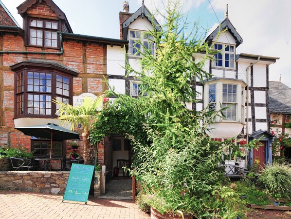 المنشأة من الخارج