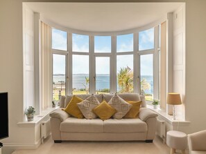 Living area - 6 bedroom accommodation in Torquay (Torquay)