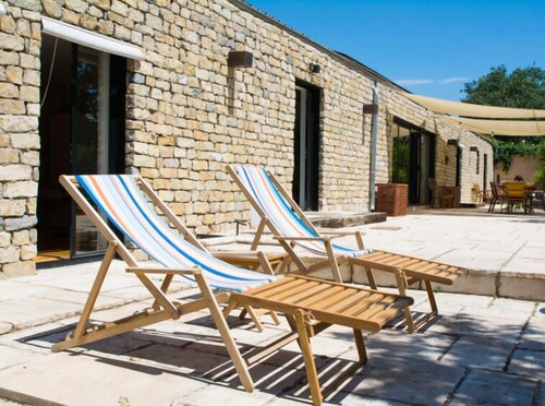 Magnificent farmhouse with large swimming pool ideal for family vacations