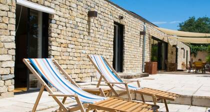 Magnificent farmhouse with large swimming pool ideal for family vacations