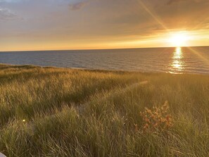 On the beach - Exquisite Private Lake Front Family Home (Manistee)