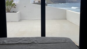 A balcony with a view of the ocean and a mountainous landscape. - Casa Lúa in front of the sea (Guía)