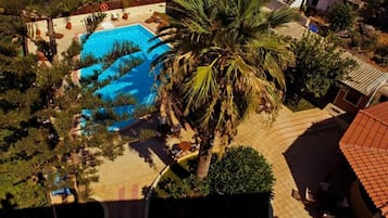 Piscine extérieure (ouverte en saison), parasols de plage