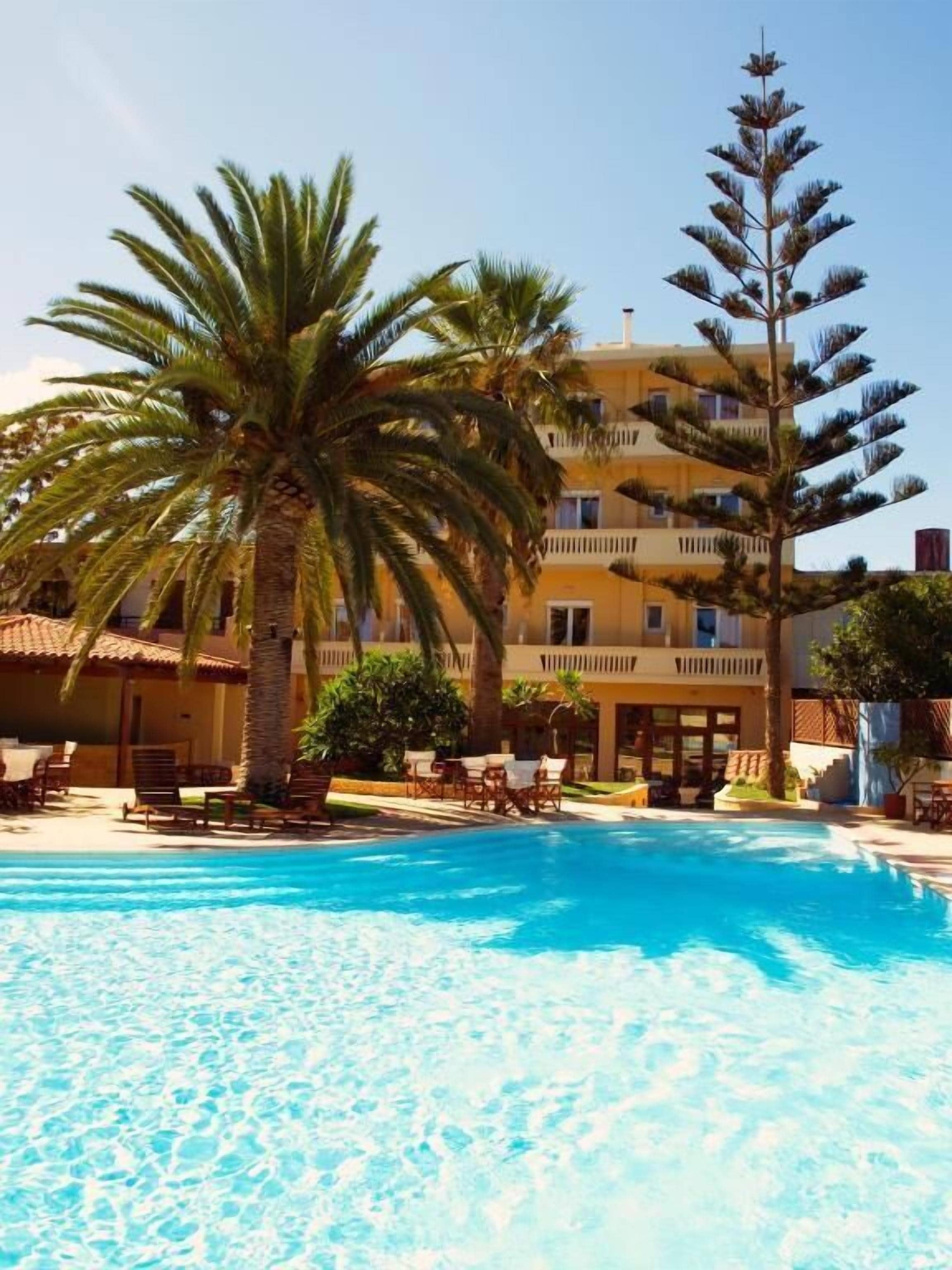 Außenpool (je nach Saison geöffnet), Sonnenschirme, Liegestühle