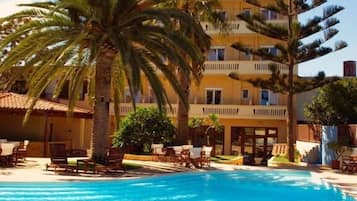 Piscina stagionale all'aperto, ombrelloni da piscina, lettini