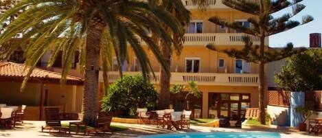 Außenpool (je nach Saison geöffnet), Sonnenschirme, Liegestühle