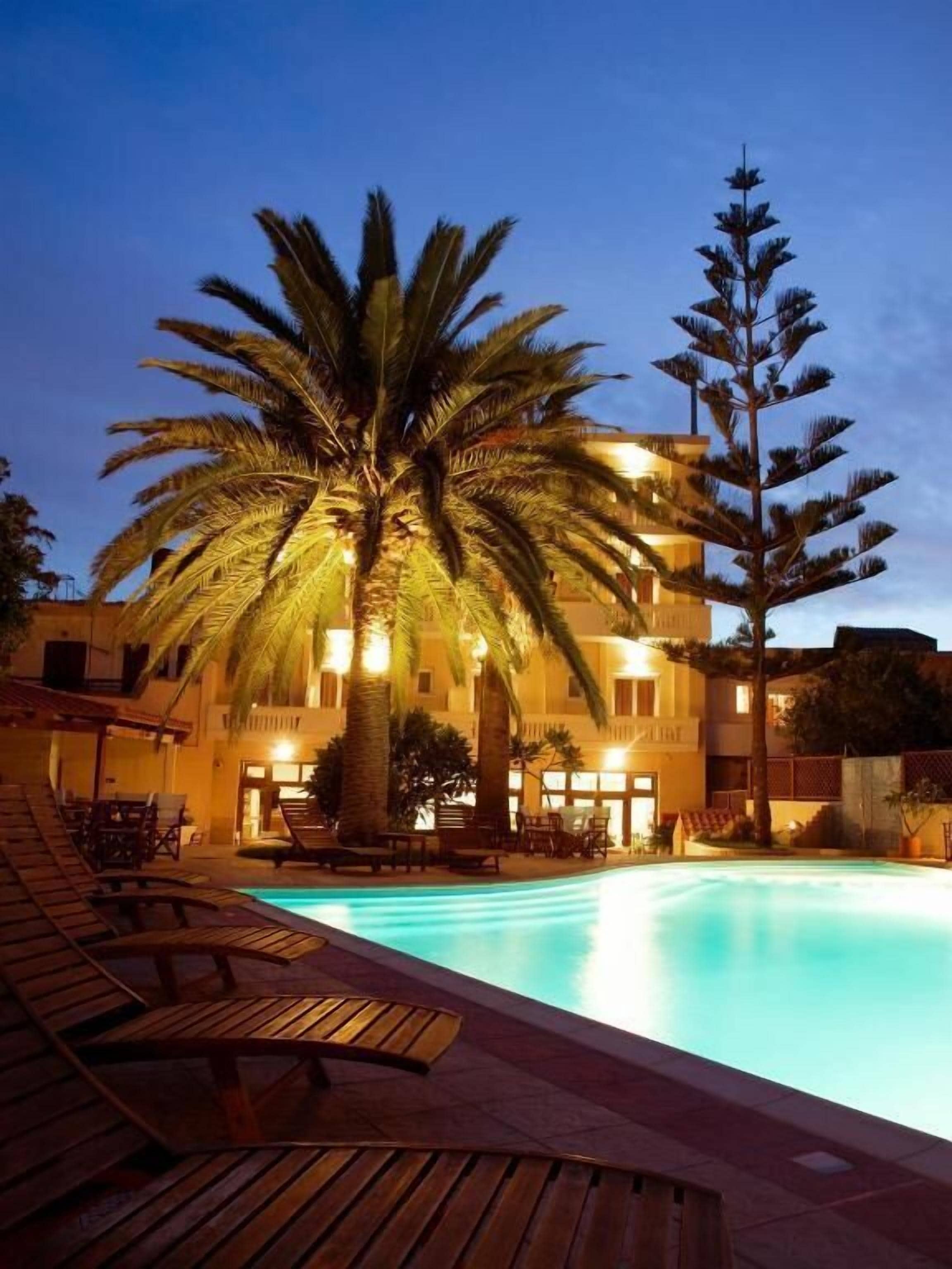 Kauden mukainen ulkouima-allas, aurinkovarjoja, aurinkotuoleja