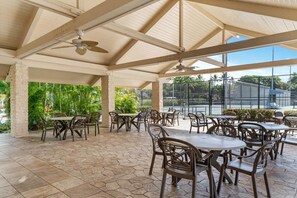 Condo, varias camas (Keauhou Kona Surf & Racquet Club#8-30) | Restaurante al aire libre