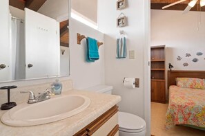 Condo, varias camas (Keauhou Kona Surf & Racquet Club#8-30) | Baño | Papel de baño 