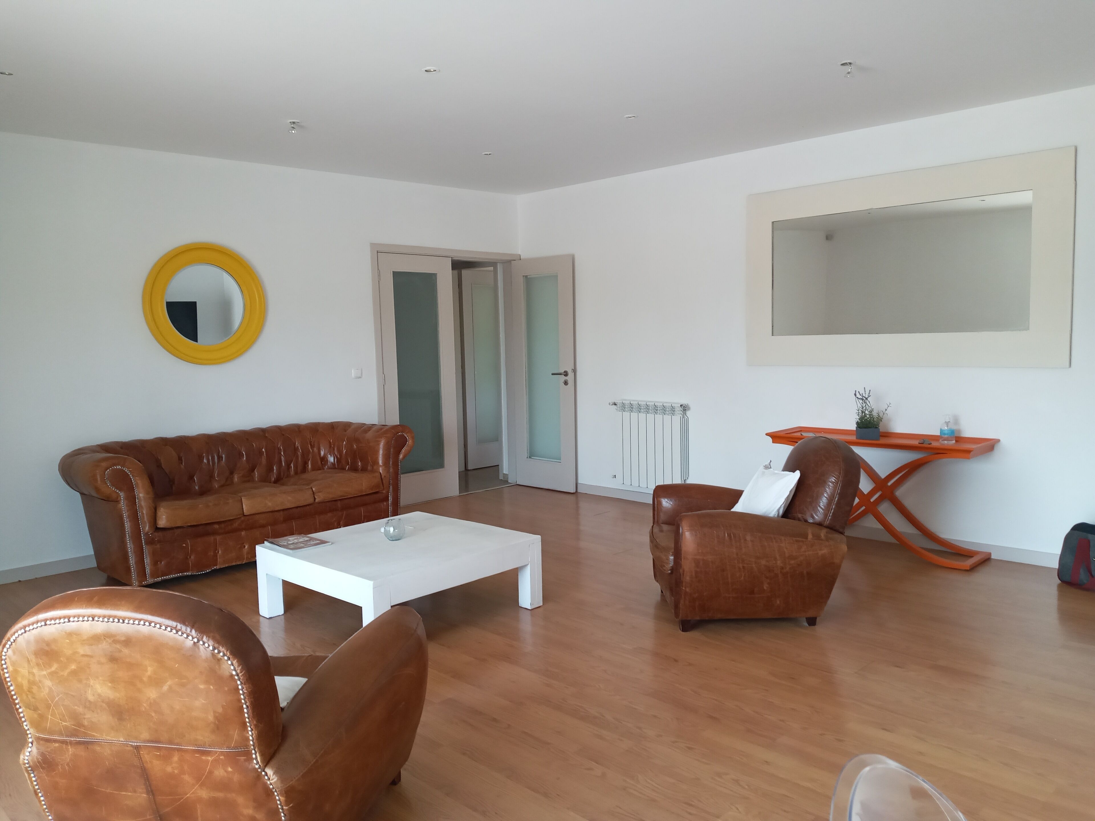 Una televisión, una mesa de tenis de mesa