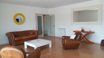 Una televisión, una mesa de tenis de mesa