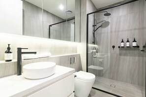 Basic Apartment, Berbilang Katil | Bilik Mandi | Tuala disediakan, sabun, syampu, tisu tandas 