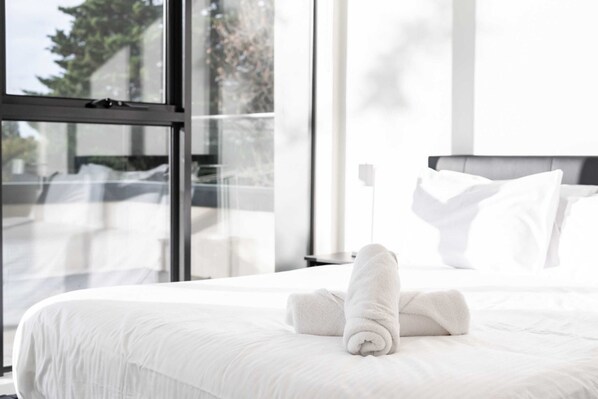 Basic Apartment, Multiple Beds - Luxurious 3 Bedroom Home Near Chadstone With Parking (Malvern East)