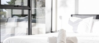 Luxurious 3 Bedroom Home Near Chadstone With Parking