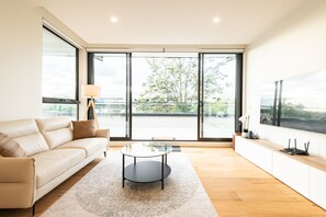 Basic Apartment, Multiple Beds | Interior - Luxurious 3 Bedroom Home Near Chadstone With Parking (Malvern East)