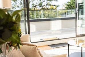 Basic Apartment, Multiple Beds | Interior - Luxurious 3 Bedroom Home Near Chadstone With Parking (Malvern East)