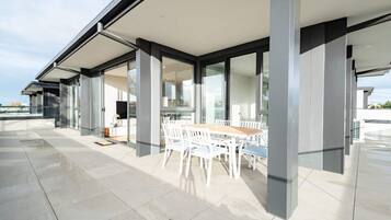 Basic Apartment, Multiple Beds | Outdoor dining