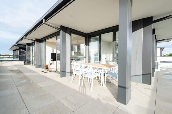 Outdoor dining - Luxurious 3 Bedroom Home Near Chadstone With Parking (Malvern East)