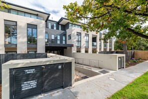 Exterior - Luxurious 3 Bedroom Home Near Chadstone With Parking (Malvern East)