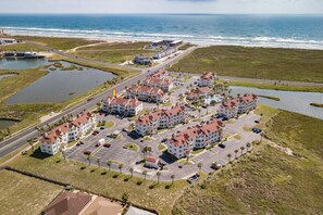 Exterior - 1st FLOOR BEACH OASIS, WALK TO THE BEACH, POOL, HOT TUB, & GYM (Corpus Christi)