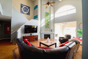 Smart TV, fireplace, books - Tropical Paradise in Garden Lakes! (Avondale)