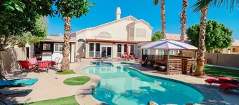 Tropical Paradise in Garden Lakes!